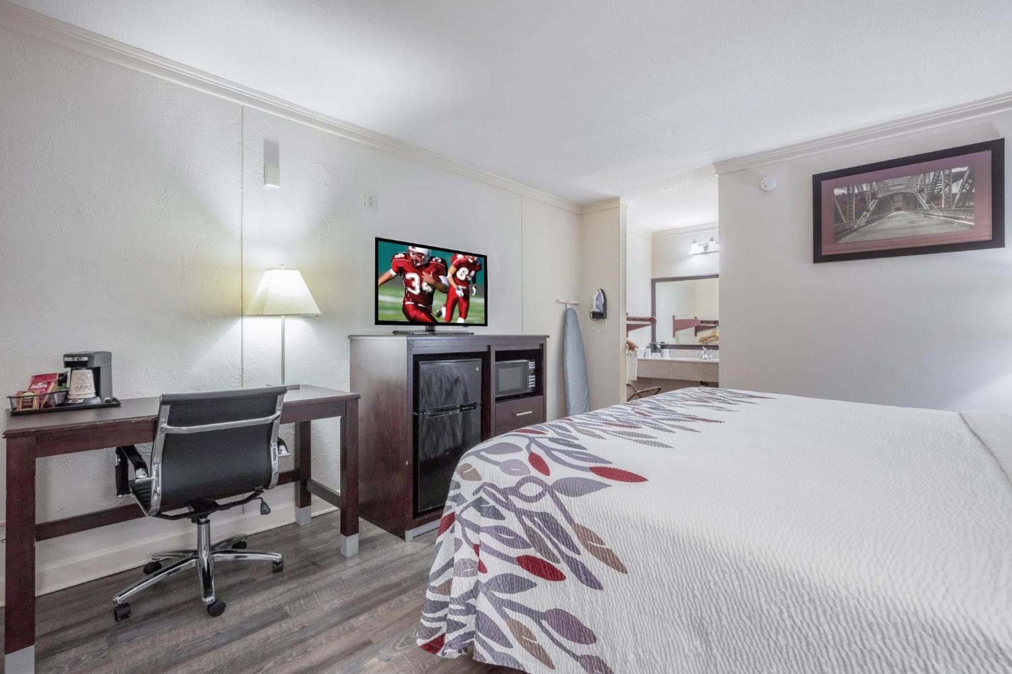 Red Roof Inn Форрест-Сити Экстерьер фото